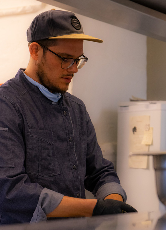 Benjamin Brinkmann von den StreetFoodBros bei der konzentrierten Zubereitung von frischen Falafel