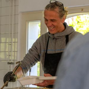 Patrick "Petzi" Olbert bei der Zubereitung seiner Linsen-Bolognese